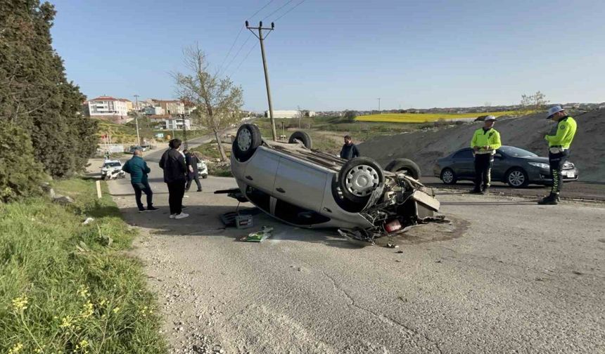 Tekirdağ Çorlu'da ağaca çarpan otomobil takla attı