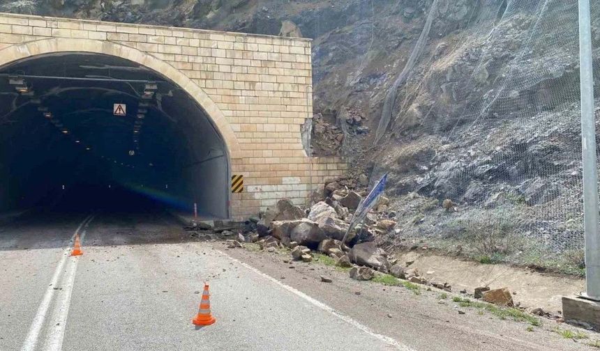 Gümüşhane Trabzon yolunda heyelan ulaşımı kapattı