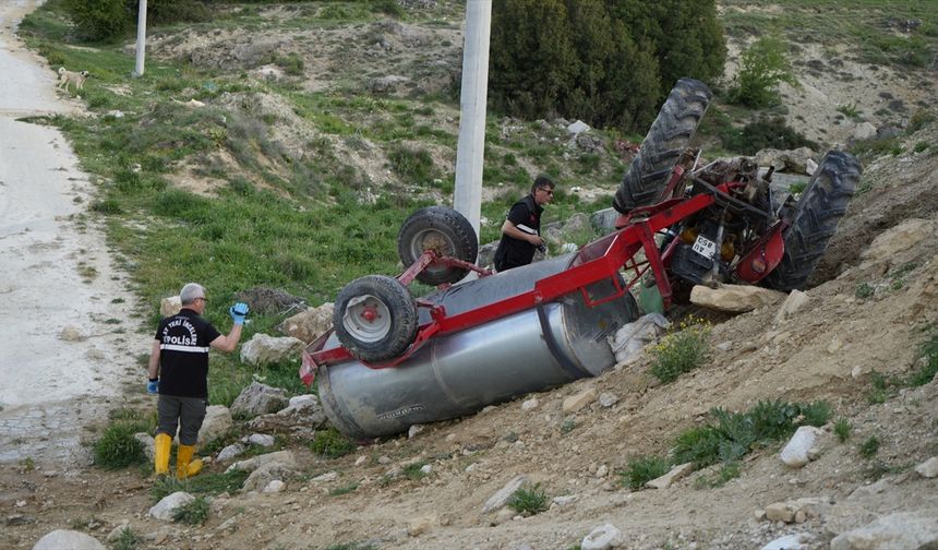 Burdur'da köy yolunda şarampole uçan traktörün sürücüsü öldü