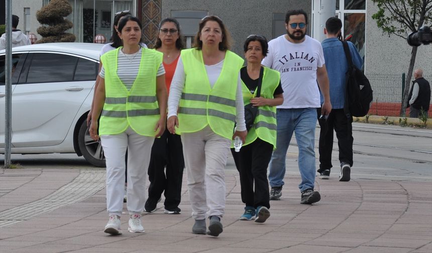 İzmir'de işten çıkartılınca CHP Genel Merkezi'ne yürüyüş başlatan kadın işçiler Eskişehir'e ulaştı