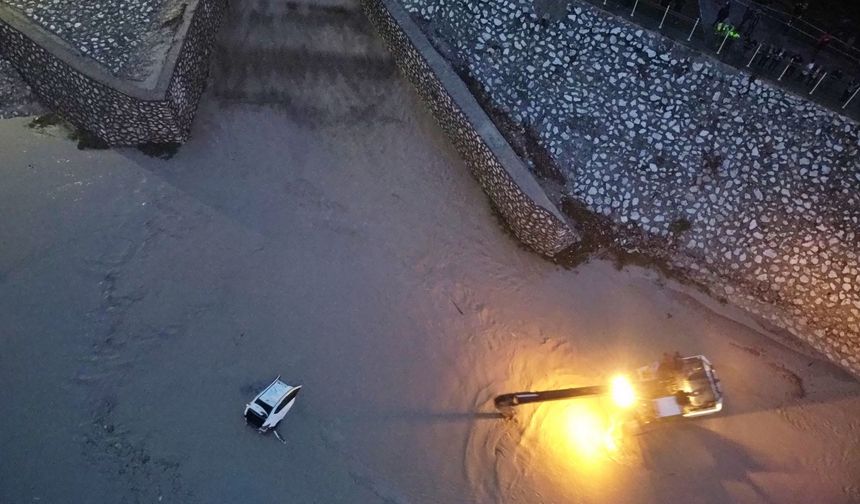 Osmaniye Kadirli'de sağanak nedeniyle Bülbül Deresi taştı: Otomobiller dere yatağına sürüklendi