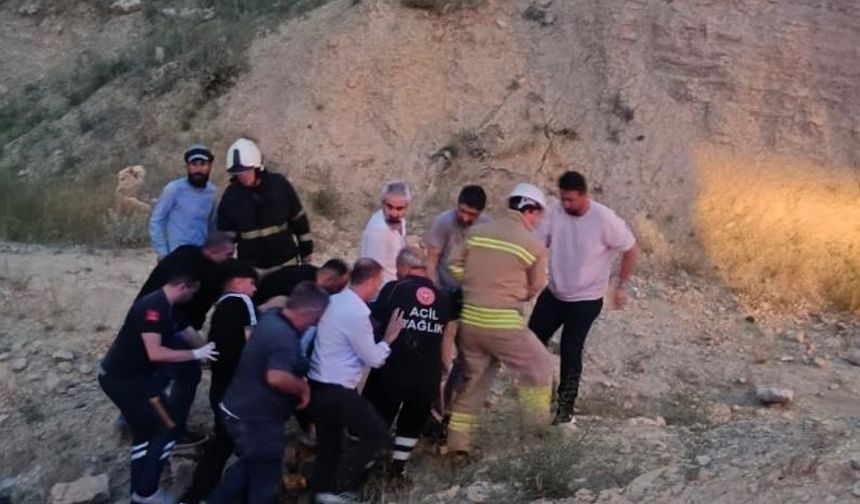 Mardin'de otomobil inşaat çukuruna düştü