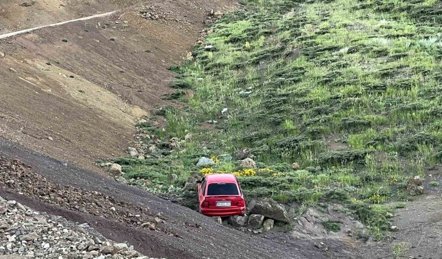Adıyaman'da feci kaza: Sincik'te otomobil şarampole yuvarlandı