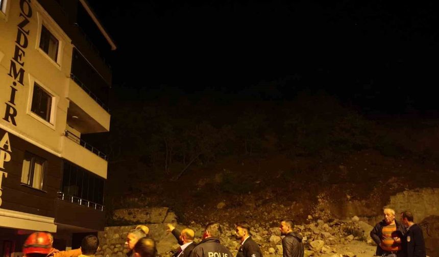 Ardanuç’ta heyelan korku dolu anlar yaşattı