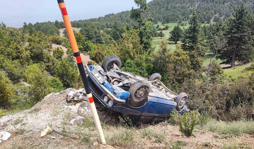 Burdur Gölhisar’da otomobil şarampole uçtu