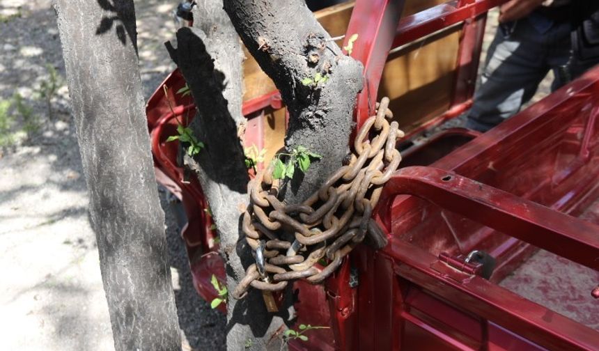 Eskişehir’de 4 kilidi kırılıp çalınan motosikletini bu kez gemi zinciriyle bağladı
