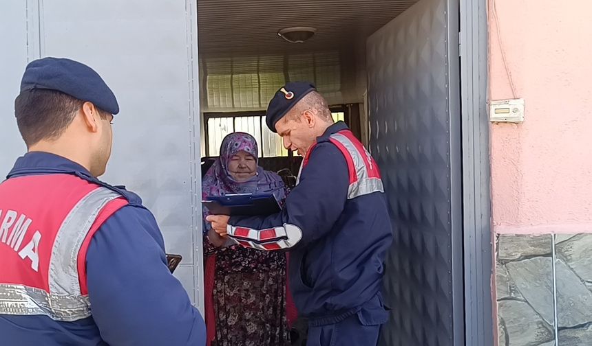 Jandarma kapı kapı dolandırıcılık uyarısı yaptı