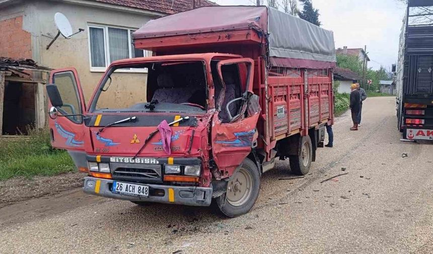 Kamyonların çarpıştığı kazada sürücülerden biri yaralandı