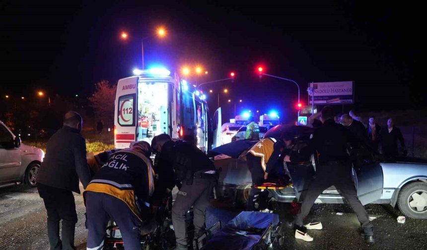 Kastamonu Öz Bereket Kavşağı’nda otomobil kırmızı ışıkta bekleyen 3 araca çarptı