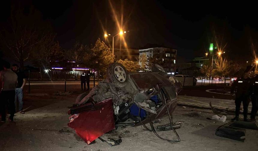 Konya’da otomobil kamyona çarpıp bahçeye uçtu: Taklalar attı