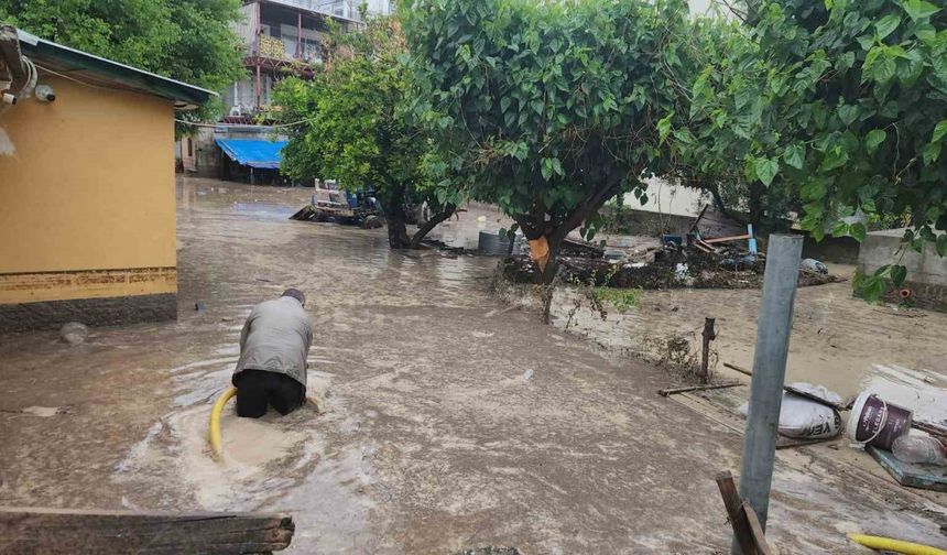 Osmaniye Kadirli'de sağanak hayatı felç etti
