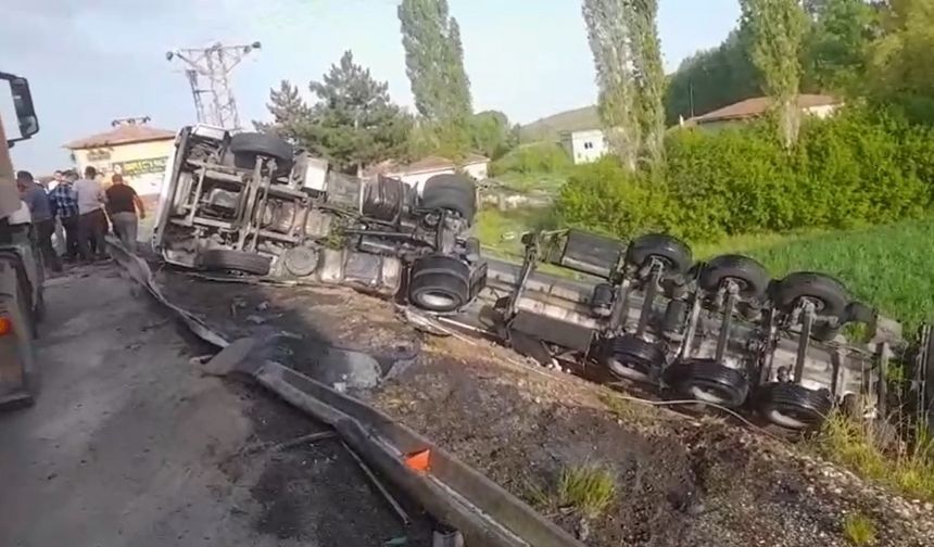 Yozgat'ta tır şarampole devrildi: Sürücüsü yaralandı