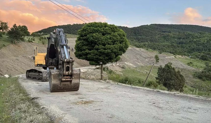Karabük'te heyelan: Şenler köyünün yolu kapandı