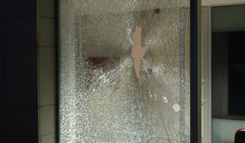 Osmaniye Kadirli'de CHP'li belediyenin binasına taşlı saldırı