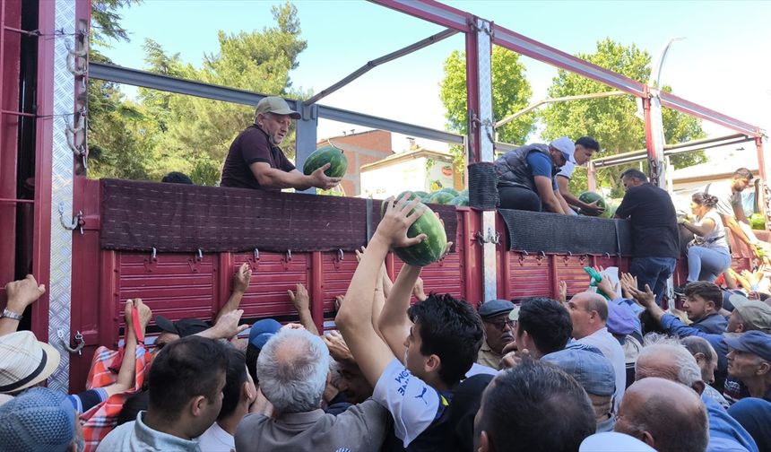 Tokat'ta bir üretici vatandaşlara tır dolusu karpuz dağıttı