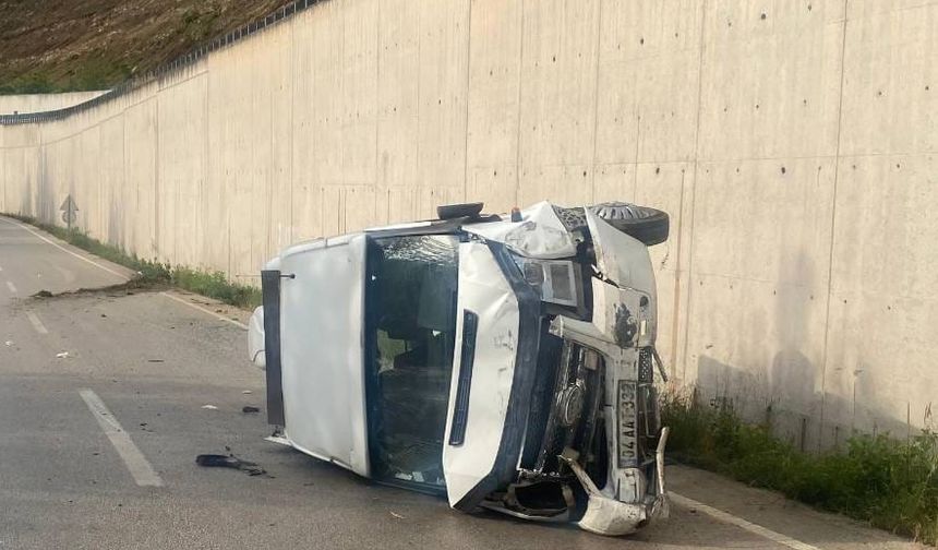 Tokat'ta minibüsün devrilmesi sonucu 10 kişi yaralandı