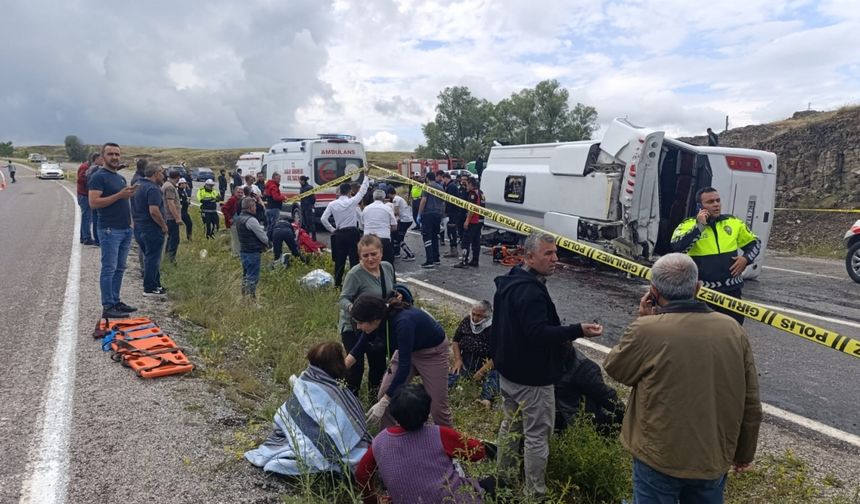 Yozgat Akdağmadeni'nde feci kaza: Ankara'ya giden midibüs devrildi 2 ölü 15 yaralı