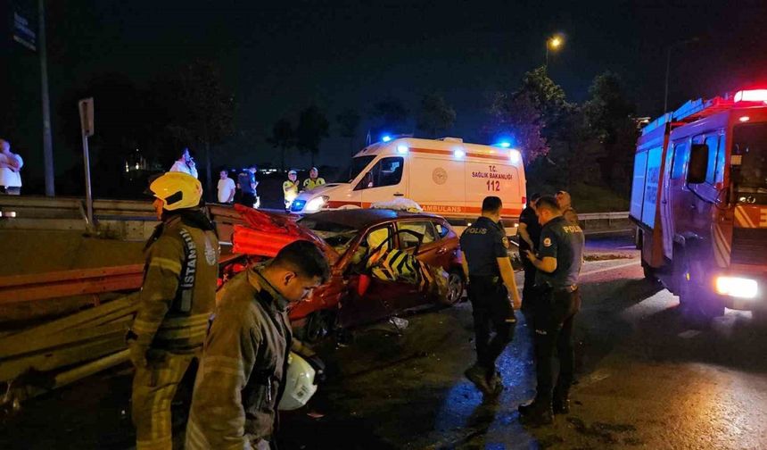 İstanbul Bayrampaşa’da otomobil bariyerlere ok gibi saplandı