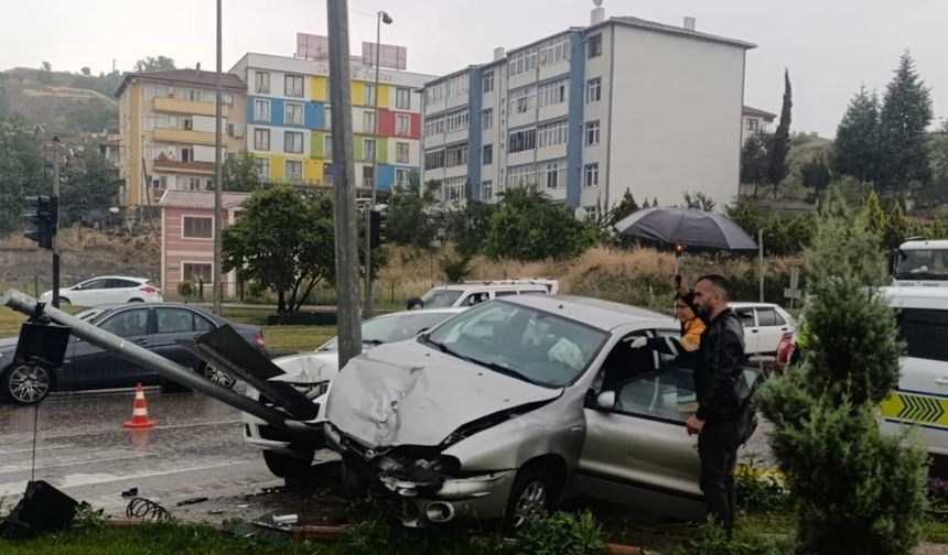 Karabük’te iki otomobilin çarpıştığı kazada 3 kişi yaralandı