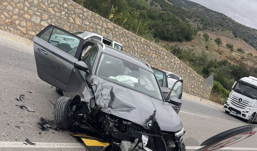 Tokat'ta bariyerlere çarpan otomobildeki 8 kişi yaralandı