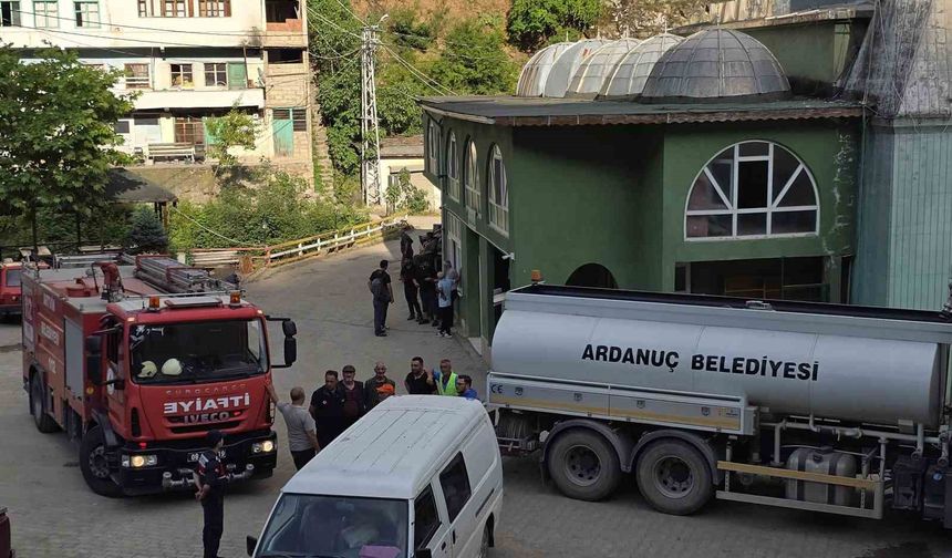 Yangına kovalarla taşıdıkları suyla müdahale ettiler