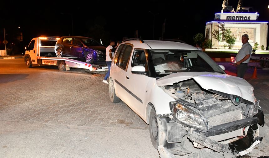 Besni'de hafif ticari araç ile otomobil çarpıştı: 4 yaralı