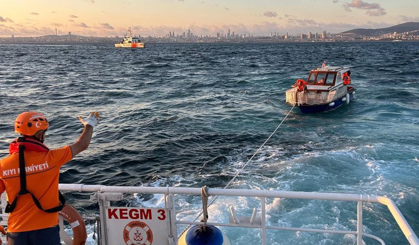 HEYBELİADA AÇIKLARINDA SÜRÜKLENEN TEKNE KURTARILDI