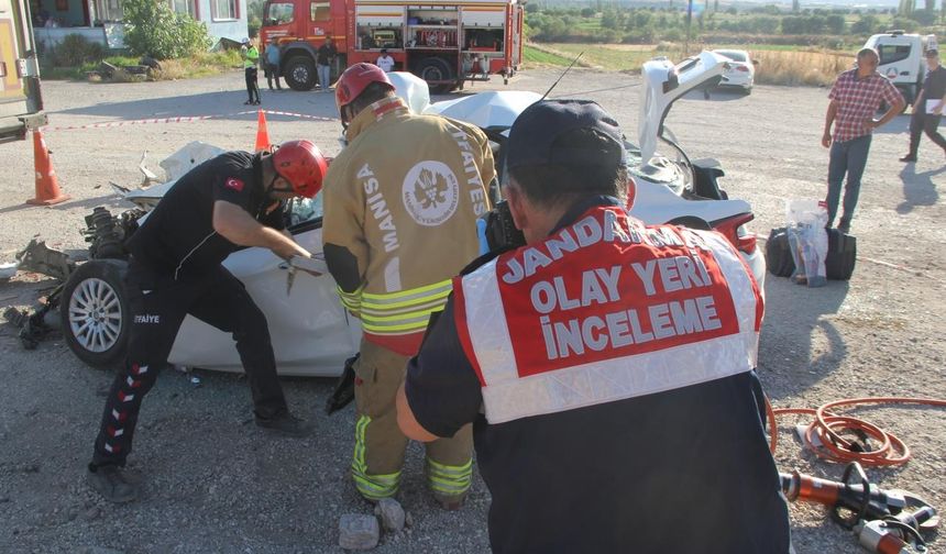 Manisa'da feci kaza: Kula'da tıra arkadan çarpan otomobildeki baba ve 3 çocuğu öldü