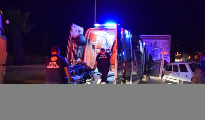 Manisa'da Turgutlu'da otomobil tıra arkadan çarptı