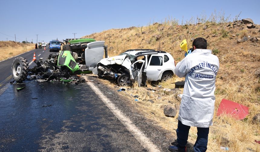 Şanlıurfa'da feci kaza: Siverek'te otomobille traktör çarpıştı ölü ve yaralı var