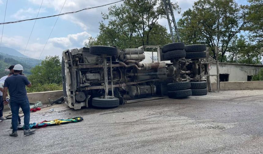 Karabük’te beton mikseri devrildi: 2 yaralı