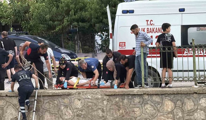 Kediye yardım etmek isterken genç kız su kanalına düştü