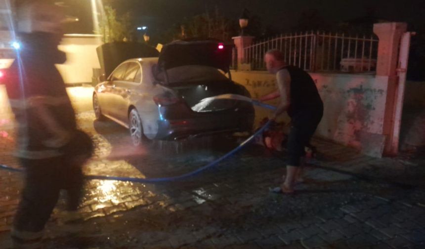 Hatay Samandağ'da park halindeki otomobilin kundaklanması güvenlik kamerasında