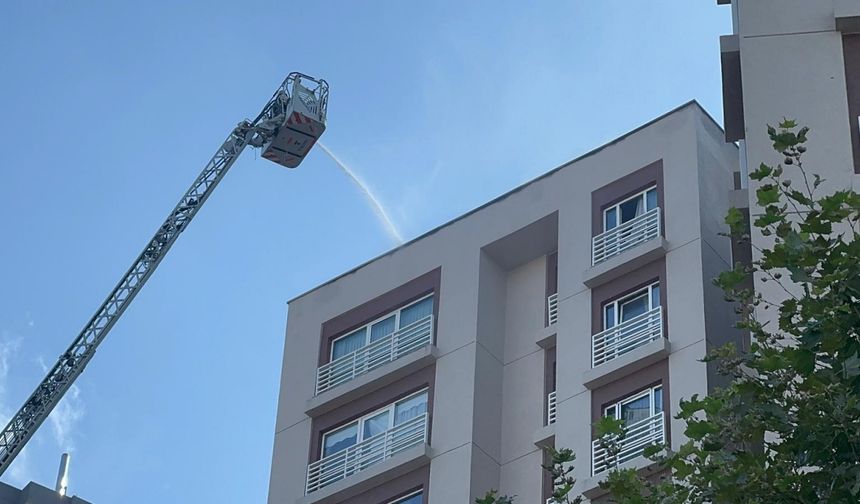 İstanbul Bağcılar'da 13 katlı binanın çatısında yangın çıktı