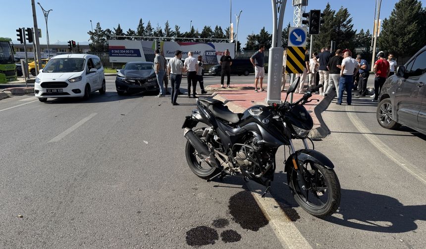 İzmit'te otomobille çarpışan motosikletin sürücüsü yaralandı