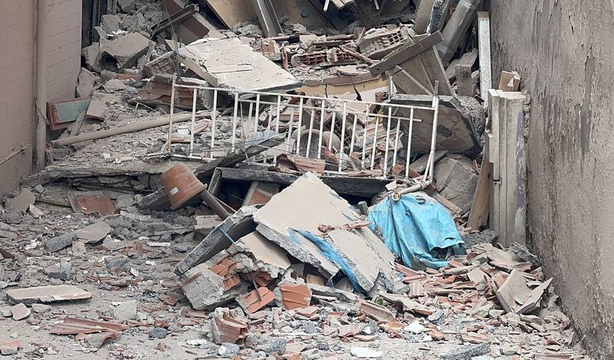 Küçükçekmece'de boşaltılan apartman yıkım sırasında çöktü