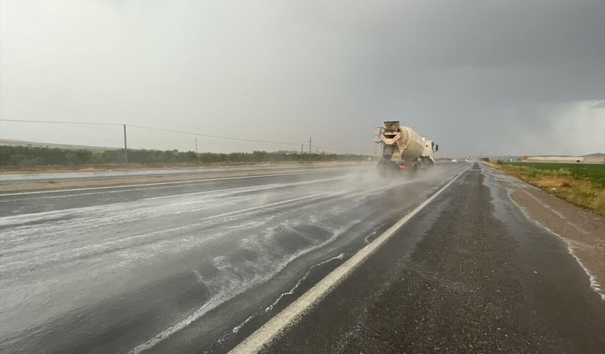 Şanlıurfa Bozova'da sağanak yağış etkili oldu
