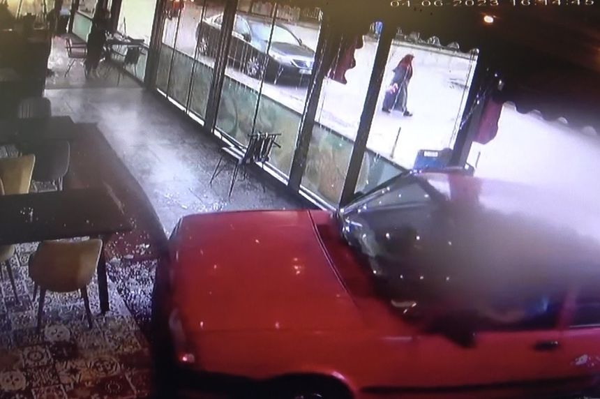 Sürücsünün kontrolünü kaybettiği otomobil balık lokntasına daldı