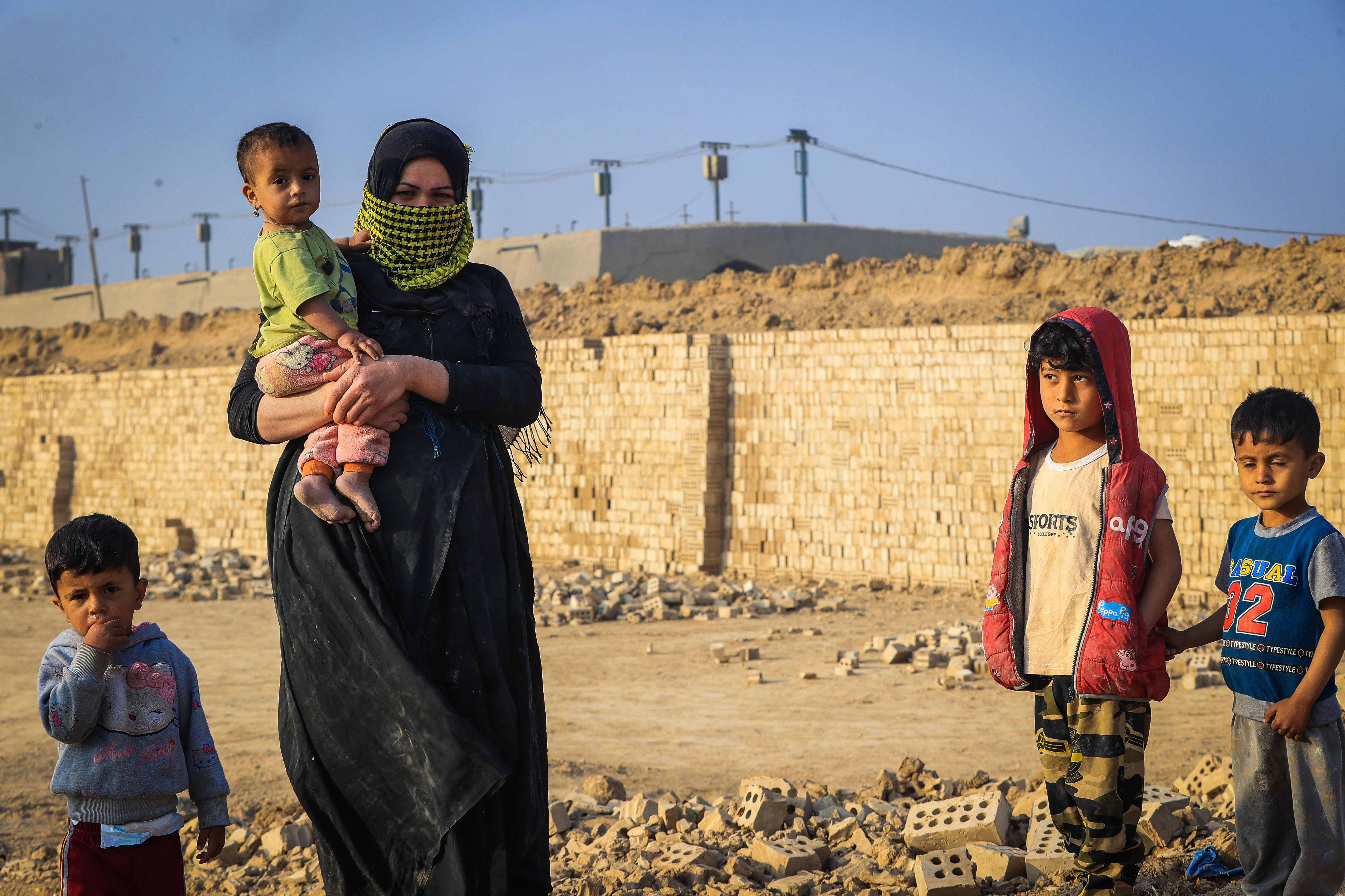 Irak'ta omuzlarında kerpiç taşıyan aileler