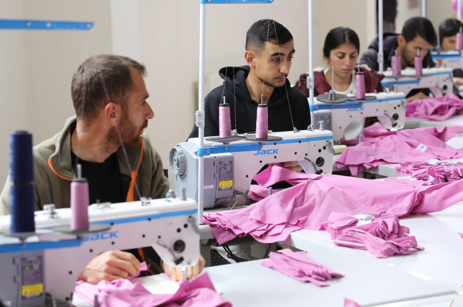 Sanayi ve Teknoloji Bakanlığı ile Gençlik ve Spor Bakanlığı iş birliğiyle gençlerin istihdamına yönelik etkin politikalar geliştirilmesi ve uygulanması amacıyla Mardin Büyükşehir Belediyesinin desteğiyle yürütülen proje çerçevesinde Mardin’de kurulumu süren 11 tekstil fabrikasının ilki Derik ilçesinde tamamlanarak üretime başladı.