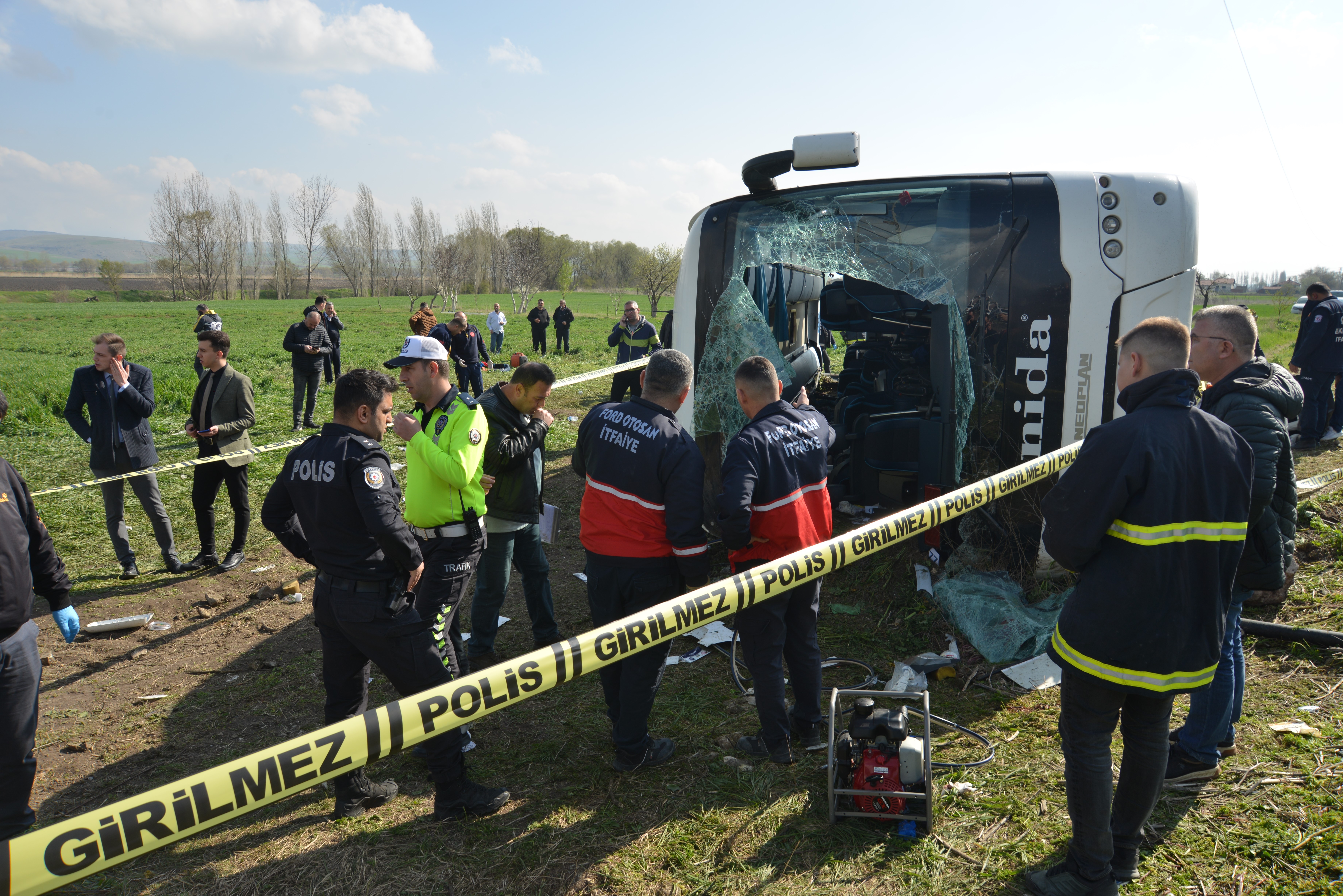 - Eskişehir’de bir fabrika işçilerini taşıyan otobüsün yoldan çıkarak şarampole yuvarlanması sonucu meydana gelen trafik kazasında ilk belirlemelere göre 3 kişi hayatını kaybederken 31 kişi yaralandı.