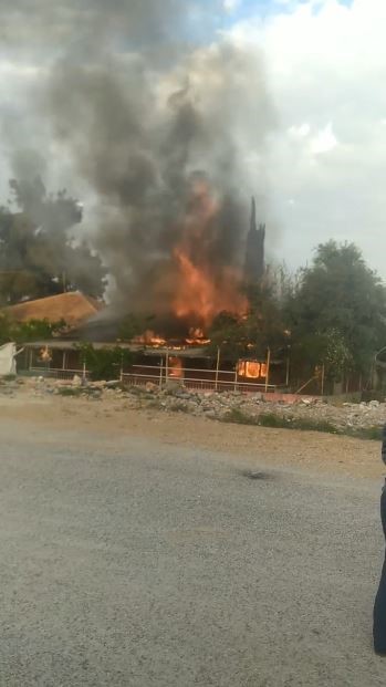 Yangın, dün akşam saatlerinde Kepez ilçesi Fevzi Çakmak Mahallesi Alparslan Türkeş Caddesi üzerindeki müstakil bir evde çıktı