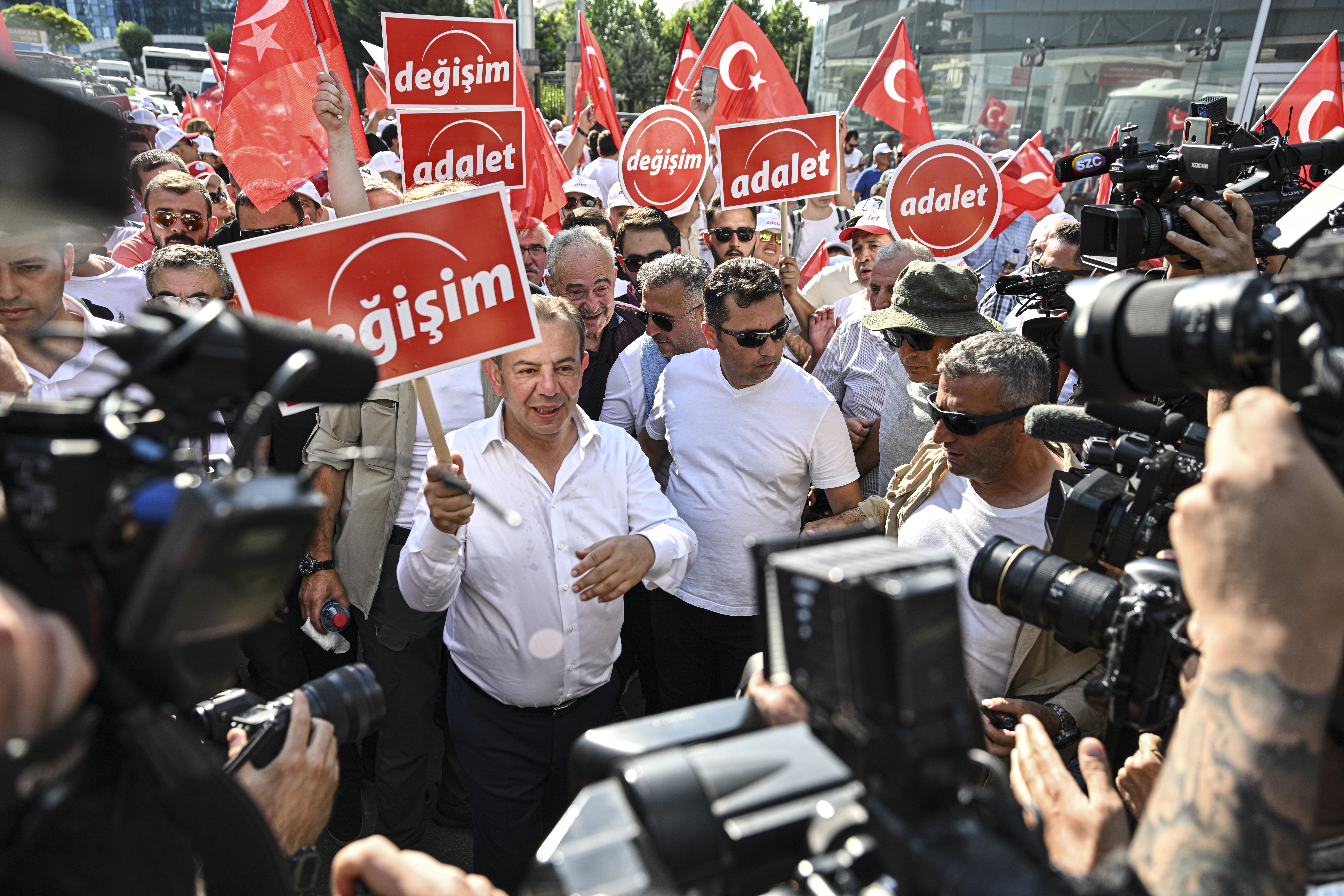AA-20230712-31662001-31661978-BOLU_BELEDIYE_BASKANI_TANJU_OZCANIN_ADALET_VE_DEGISIM_YURUYUSU