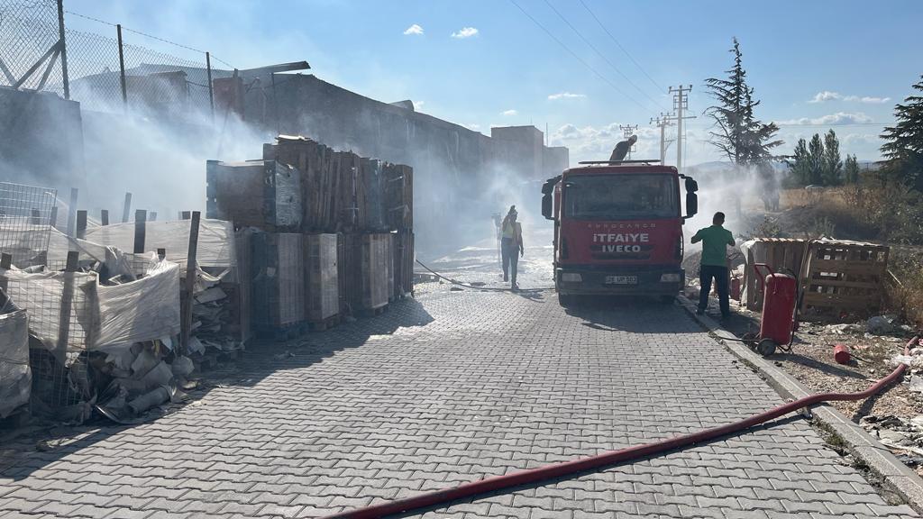 eskisehirde-palet-fabrikasinda-baslayan-yangin-market-deposuna-sicradi_5732_dhaphoto3