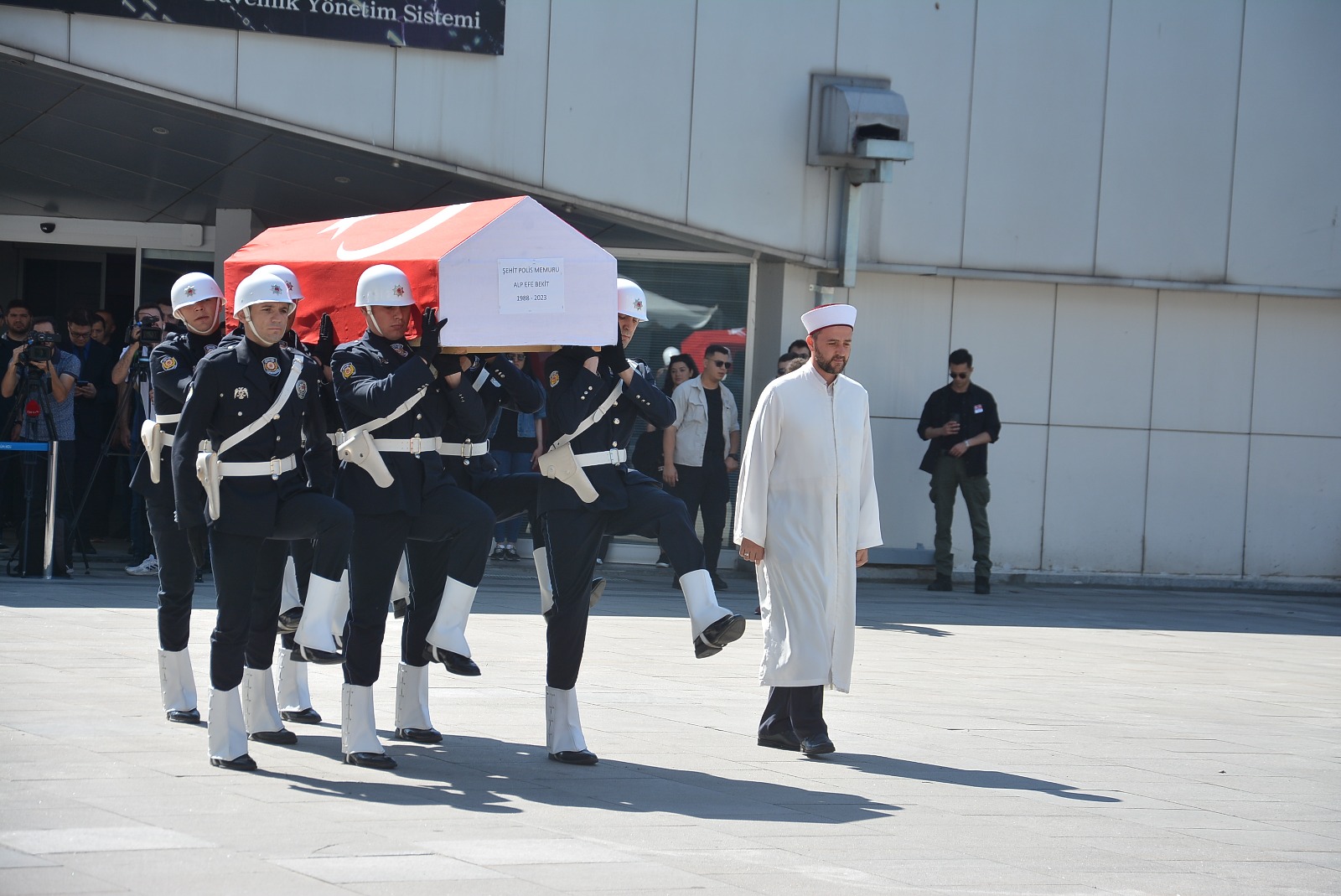 sehit-polis-alp-efe-bekit-icin-istanbul-il-emniyet-mudurlugunde-toren_6837_dhaphoto4