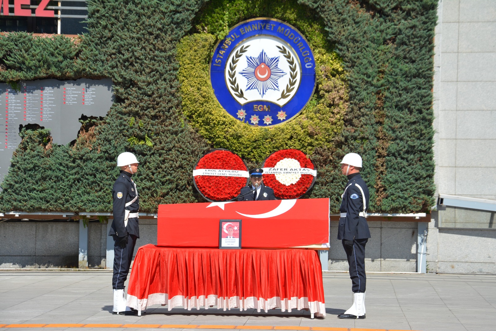 sehit-polis-alp-efe-bekit-icin-istanbul-il-emniyet-mudurlugunde-toren_6837_dhaphoto5