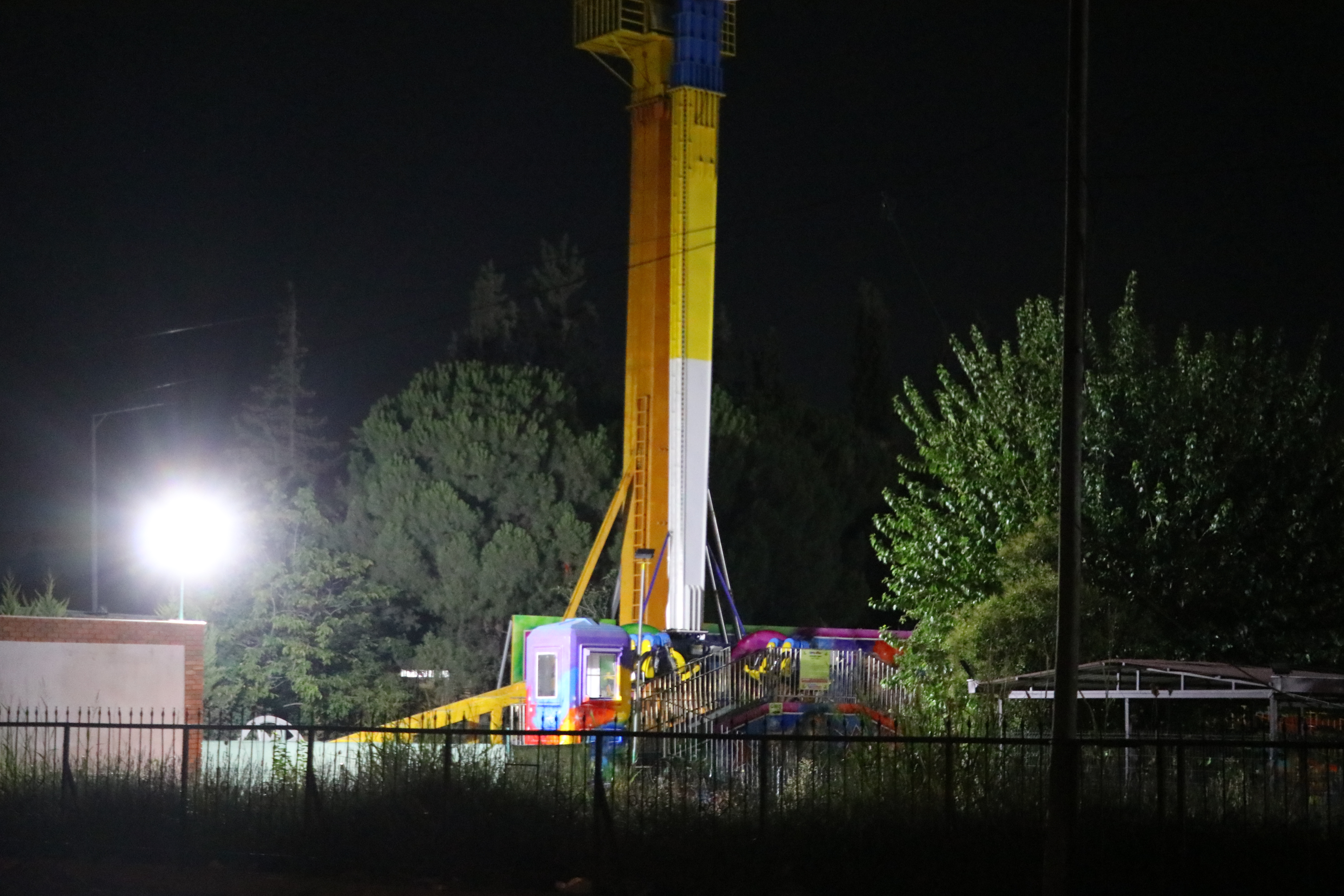 AA-20230802-31827043-31827040-IZMIRDEKI_LUNAPARKTA_SAVRULAN_SALINCAGIN_AGACA_CARPMASI_SONUCU_6_KISI_YARALANDI