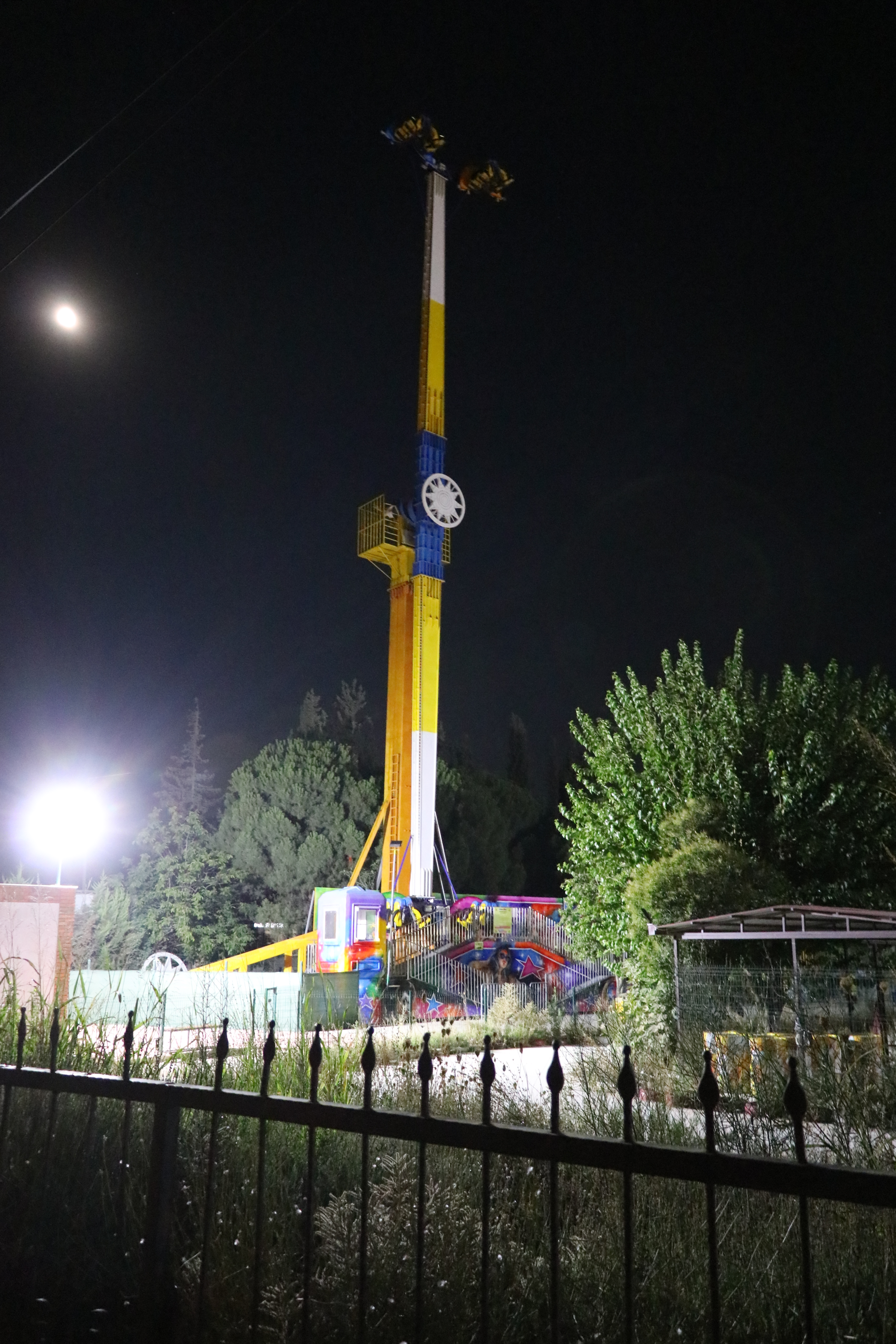 AA-20230802-31827043-31827041-IZMIRDEKI_LUNAPARKTA_SAVRULAN_SALINCAGIN_AGACA_CARPMASI_SONUCU_6_KISI_YARALANDI