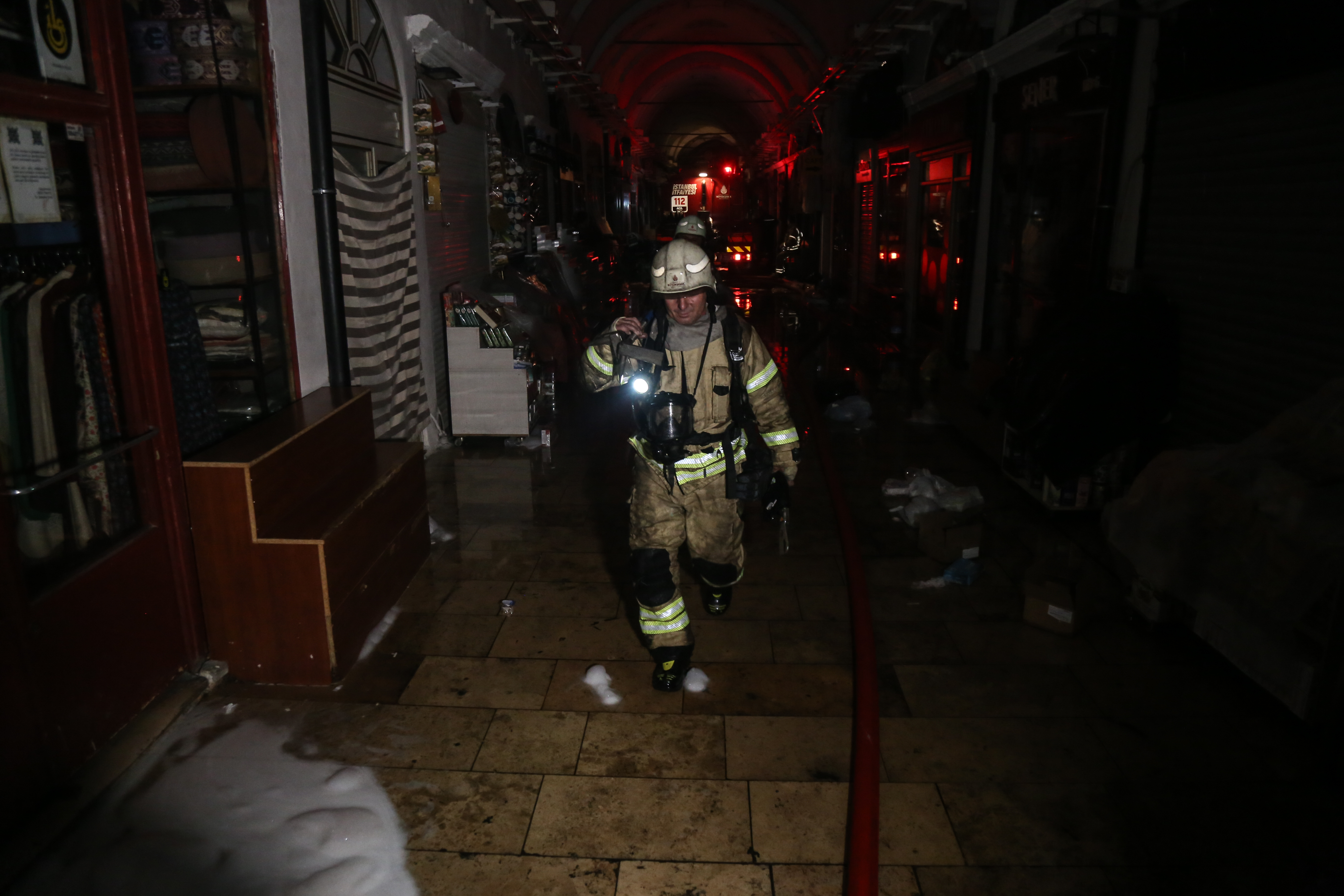 AA-20230916-32168135-32168132-ISTANBULDA_KAPALICARSININ_CATISINDA_YANGIN_CIKTI