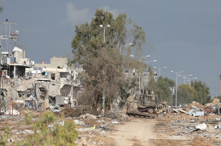 İsrail ordusu, Gazze Şeridi’nin kuzey ve orta kesimlerinden güneye doğru hareket eden Filistinliler için “güvenli geçiş koridoru” olarak belirlediği yollarda askeri operasyonlarını durdurduğunu açıkladı. Ancak Filistinliler, İsrail ordusunun bu açıklamasına güvenmediklerini ve yollarda her an saldırıya uğrayabileceklerini söylediler.